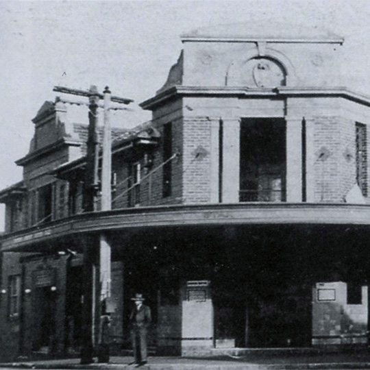 A 1930 black-and-white picture of a traditional Sydney corner pub